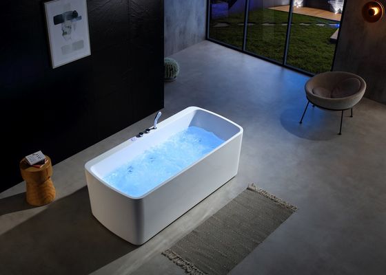 Una bañera de masaje acrílica con luz de fondo LED con bomba de masaje de 1,0 HP