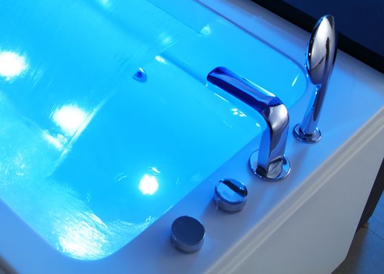 Lujosa bañera de masaje con escalones de cascada