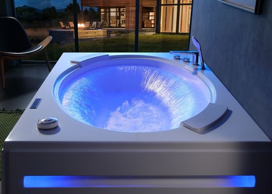 Badea rectangular moderna con cascada ovalada y bañera de doble remojo